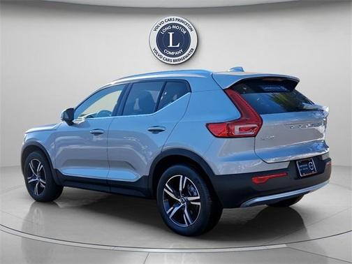 2025 Volvo XC40 B5 Core Bright Theme