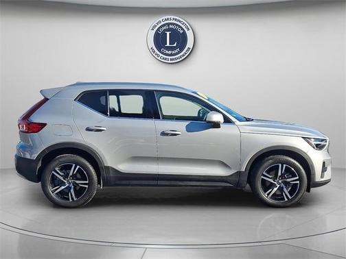 2025 Volvo XC40 B5 Core Bright Theme