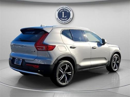 2025 Volvo XC40 B5 Core Bright Theme