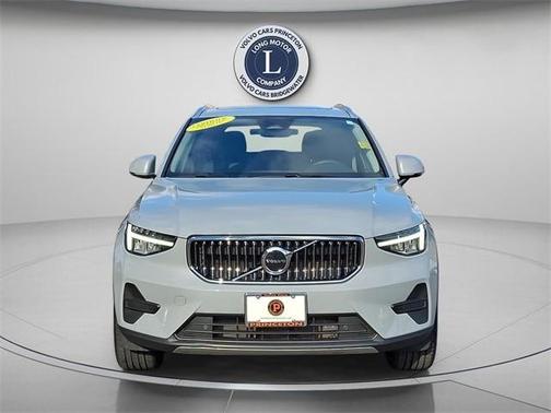 2025 Volvo XC40 B5 Core Bright Theme