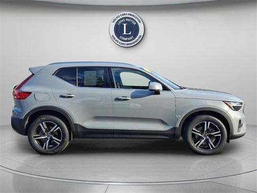2025 Volvo XC40 B5 Core Bright Theme