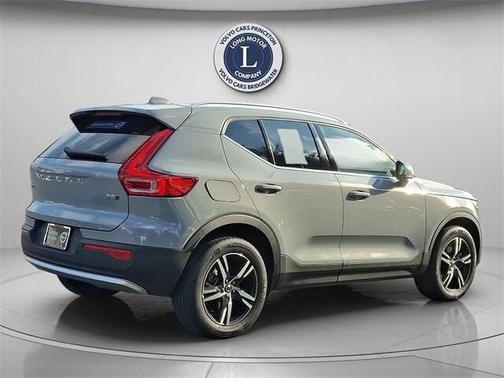 2025 Volvo XC40 B5 Core Bright Theme