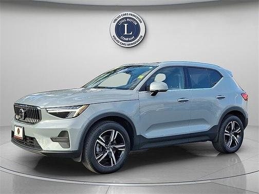 2025 Volvo XC40 Core