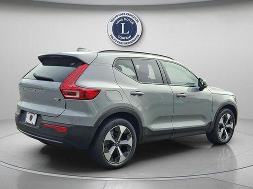 2025 Volvo XC40 B5 Plus Dark Theme