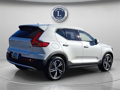 2025 Volvo XC40 B5 Core Bright Theme