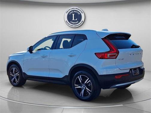 2025 Volvo XC40 B5 Core Bright Theme