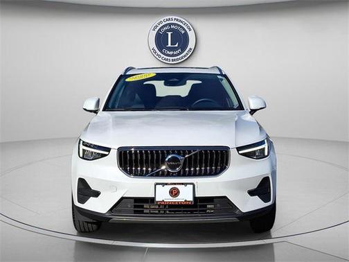 2025 Volvo XC40 B5 Core Bright Theme