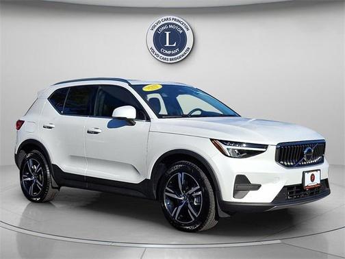 2025 Volvo XC40 B5 Core Bright Theme