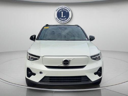 Crystal White 2023 Volvo XC40 Recharge Pure Electric Twin Plus