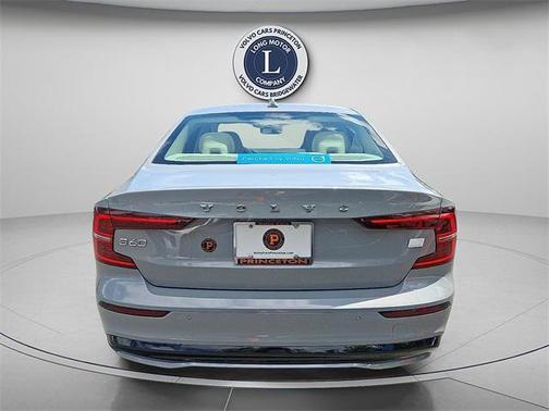 2024 Volvo S60 Recharge Plug-In Hybrid T8 Plus Dark Theme