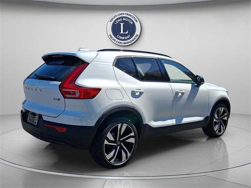 2025 Volvo XC40 B5 Plus Dark Theme