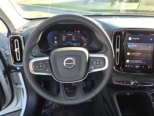 2025 Volvo XC40 B5 Plus Dark Theme