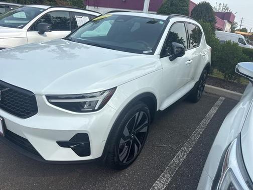 2025 Volvo XC40 B5 Plus Dark Theme