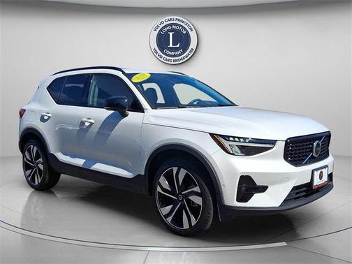 2025 Volvo XC40 B5 Plus Dark Theme