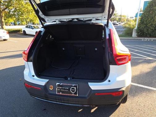 2025 Volvo XC40 B5 Plus Dark Theme