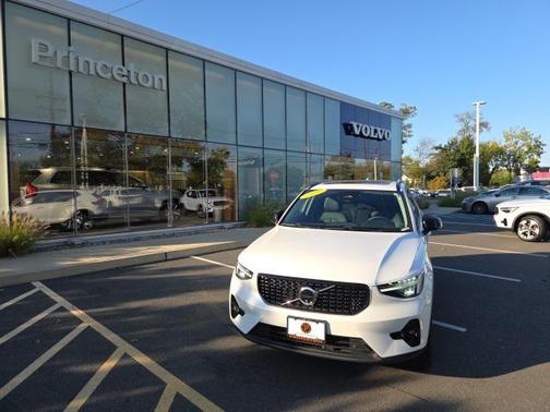 2025 Volvo XC40 B5 Plus Dark Theme