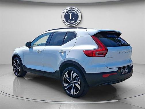 2025 Volvo XC40 B5 Plus Dark Theme
