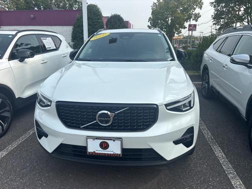 2025 Volvo XC40 B5 Plus Dark Theme