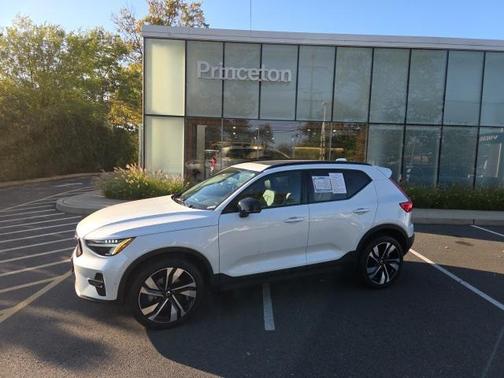 2025 Volvo XC40 B5 Plus Dark Theme