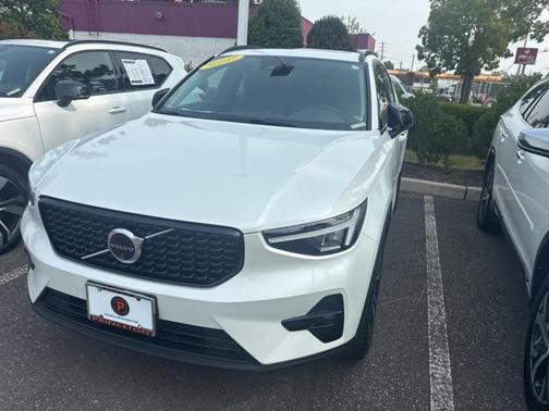 2025 Volvo XC40 B5 Plus Dark Theme