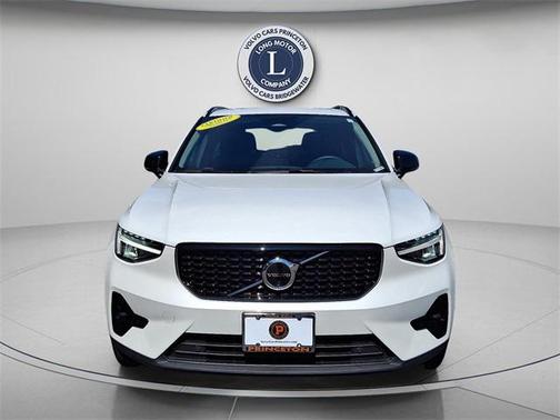 2025 Volvo XC40 B5 Plus Dark Theme