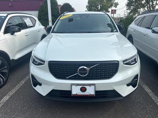 2025 Volvo XC40 B5 Plus Dark Theme