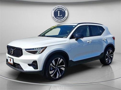 2025 Volvo XC40 B5 Plus Dark Theme