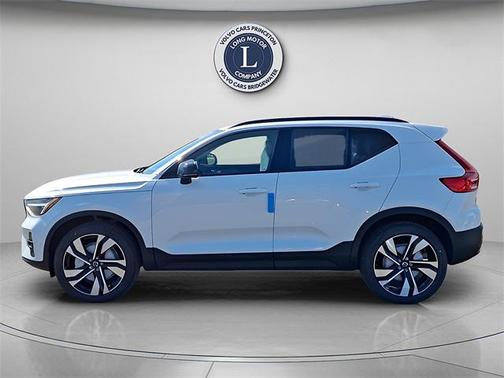2025 Volvo XC40 Plus Dark Theme