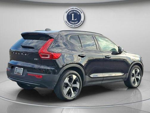 2025 Volvo XC40 B5 Plus Dark Theme