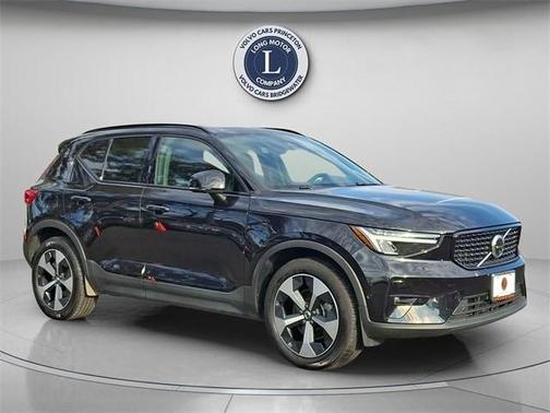 2025 Volvo XC40 B5 Plus Dark Theme