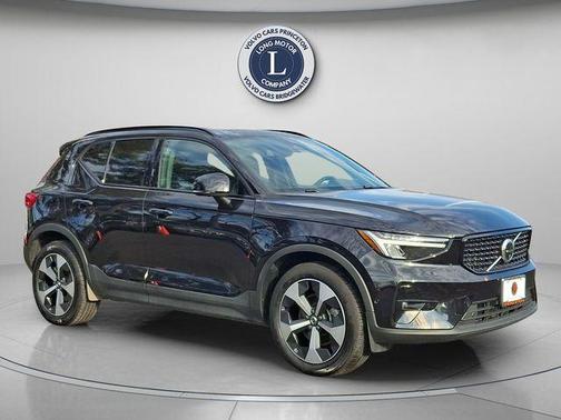 2025 Volvo XC40 B5 Plus Dark Theme