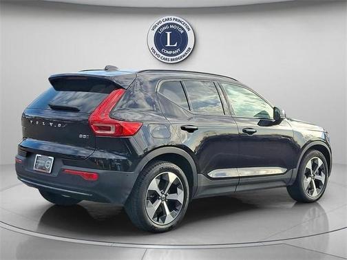 2025 Volvo XC40 B5 Plus Dark Theme