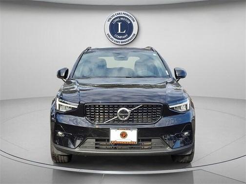 2025 Volvo XC40 B5 Plus Dark Theme