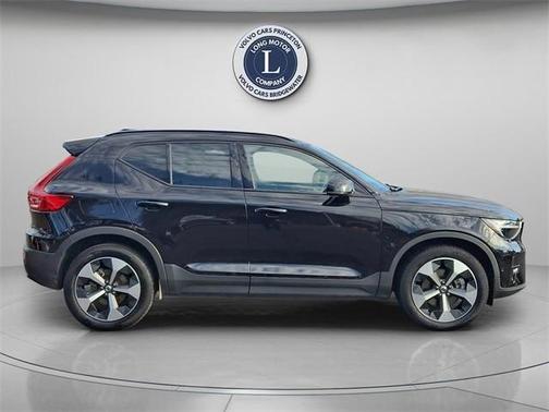 2025 Volvo XC40 B5 Plus Dark Theme