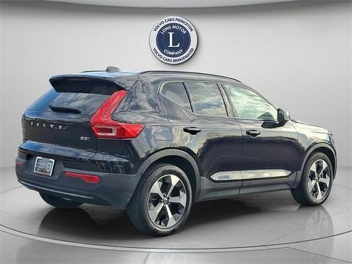 2025 Volvo XC40 B5 Plus Dark Theme