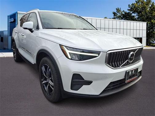 2025 Volvo XC40 B5 Core Bright Theme