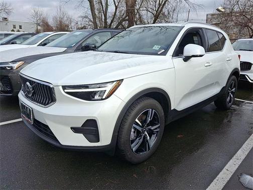 2025 Volvo XC40 B5 Core Bright Theme