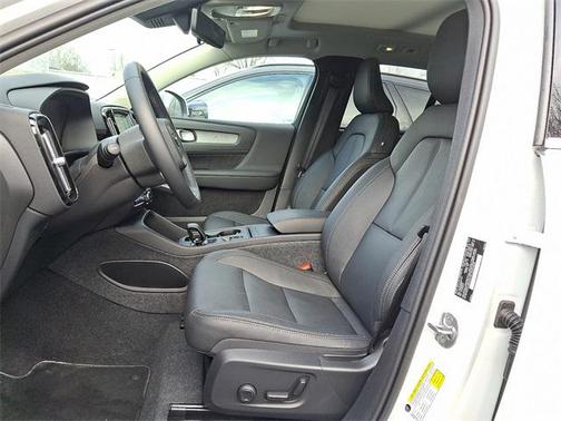 2025 Volvo XC40 B5 Core Bright Theme