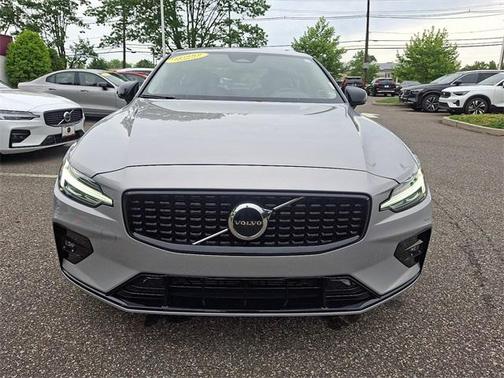 2024 Volvo S60 B5 Core Dark Theme