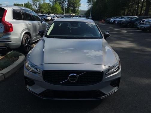 2024 Volvo S60 B5 Core Dark Theme