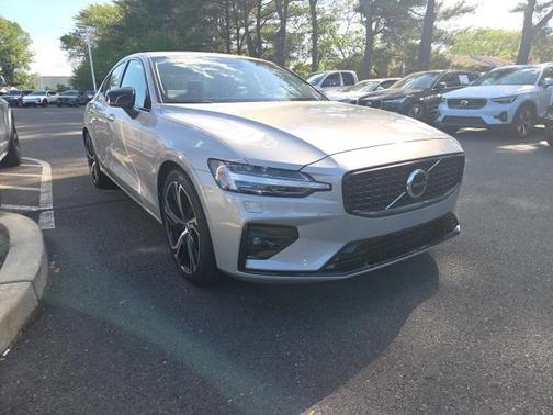 2024 Volvo S60 B5 Core Dark Theme
