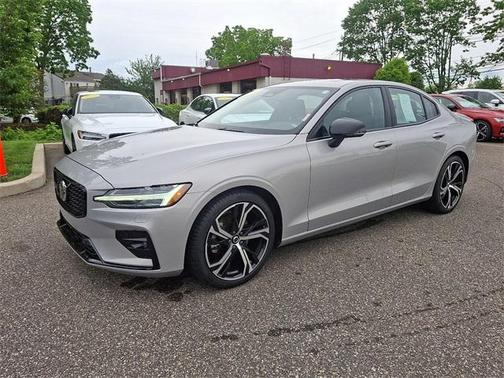 2024 Volvo S60 B5 Core Dark Theme
