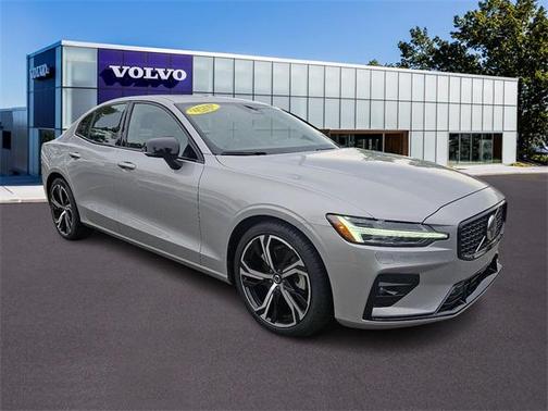 2024 Volvo S60 B5 Core Dark Theme