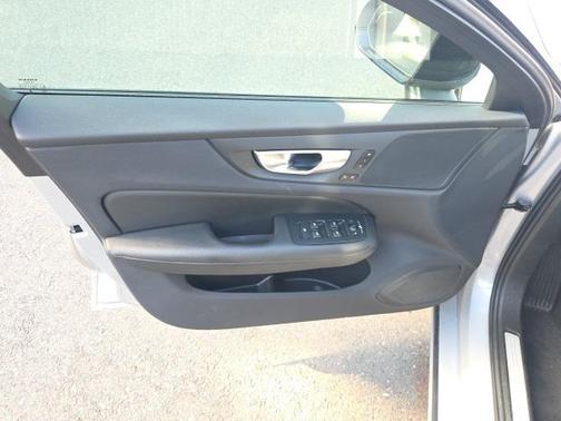 2024 Volvo S60 B5 Core Dark Theme
