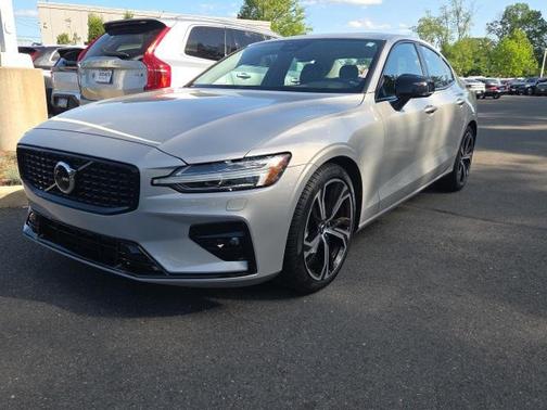 2024 Volvo S60 B5 Core Dark Theme