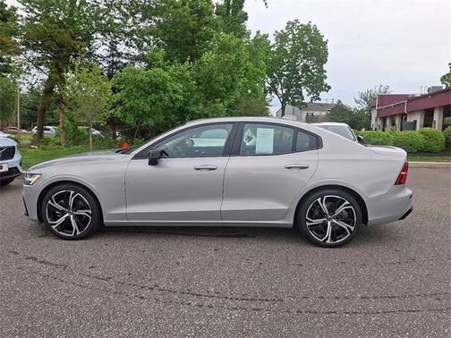 2024 Volvo S60 B5 Core Dark Theme