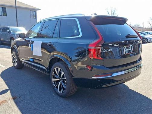 2025 Volvo XC90 B5 Core