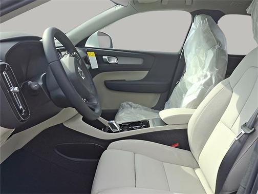 2025 Volvo XC40 B5 Plus Bright Theme