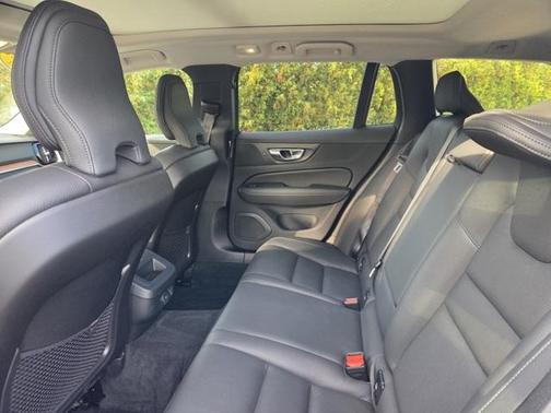 2025 Volvo V60 Cross Country B5 Plus