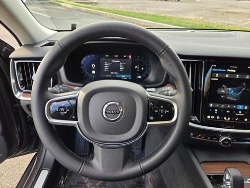 2025 Volvo V60 Cross Country B5 Plus